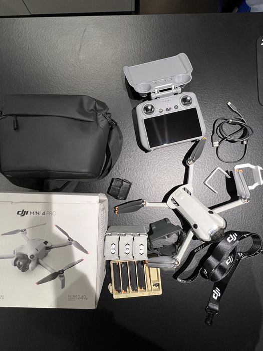 Drona DJI Mini 4 Pro Fly More Combo