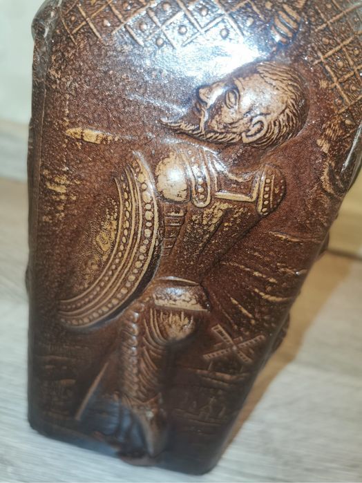 Антикварна бутилка релефна гарафа покрита с естеств. кожа Дон Кихот