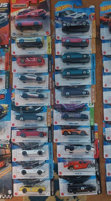 Machete Hot wheels sigilate de vânzare. Predare personala sau Easybox