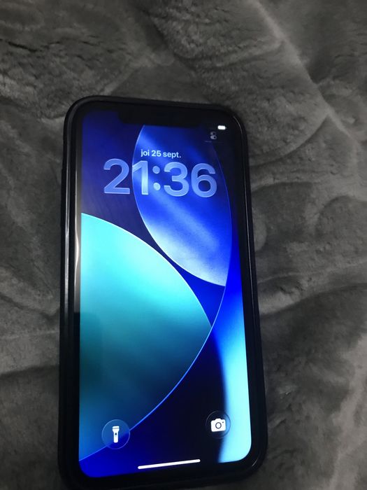 Vand iphone 11 de 64 gb negru