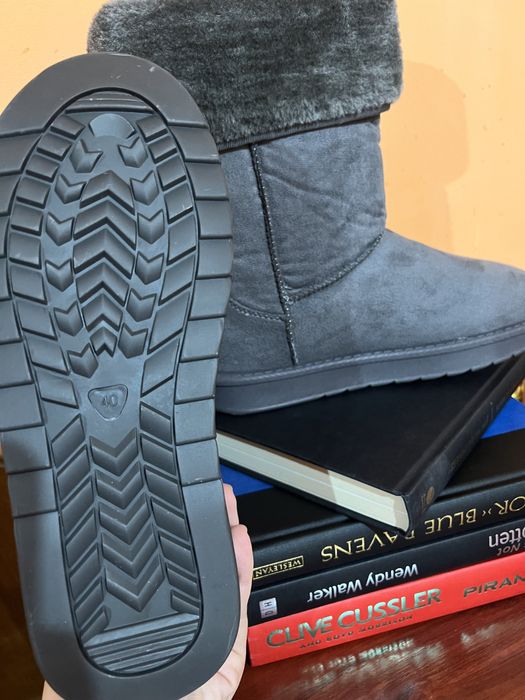 Vand UGG uri noi, marimea 40