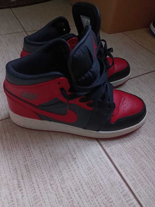 Air Jordan 1 Mid Chicago Black Toe