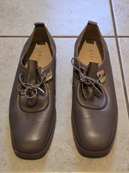 Vând pantofi bej, din piele, mărimea 38.