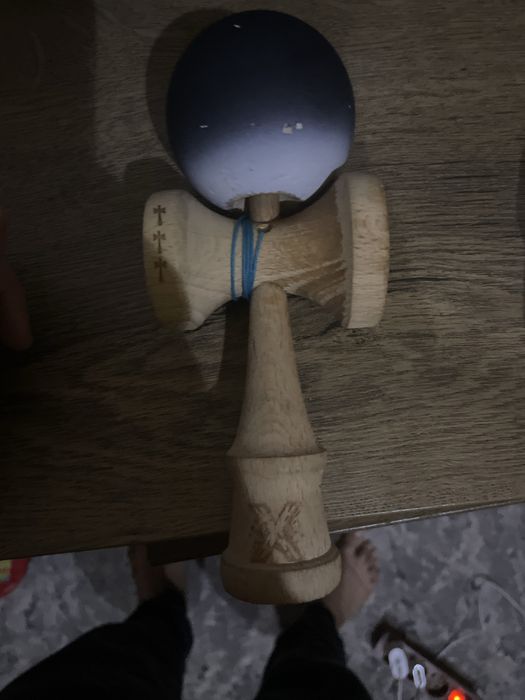Vand kendama x are cupele foarte mari dar are grip scrtie are grip bun