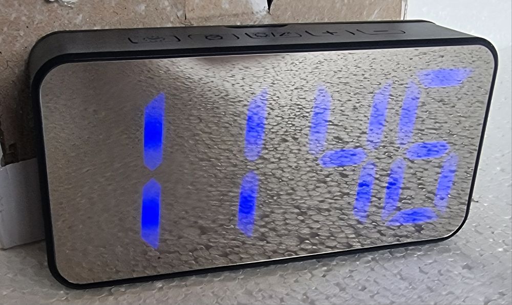 Часовник лед настолен с аларма и RGB цветове за чифрите