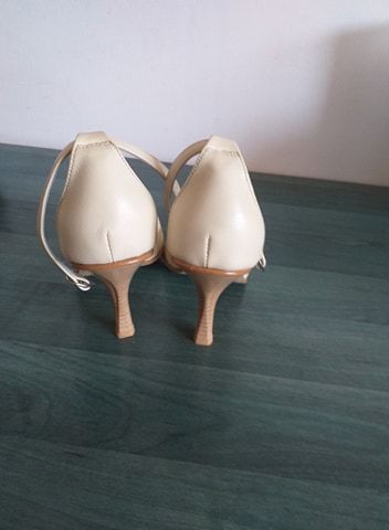 Pantof decupat din piele bej, nr. 36