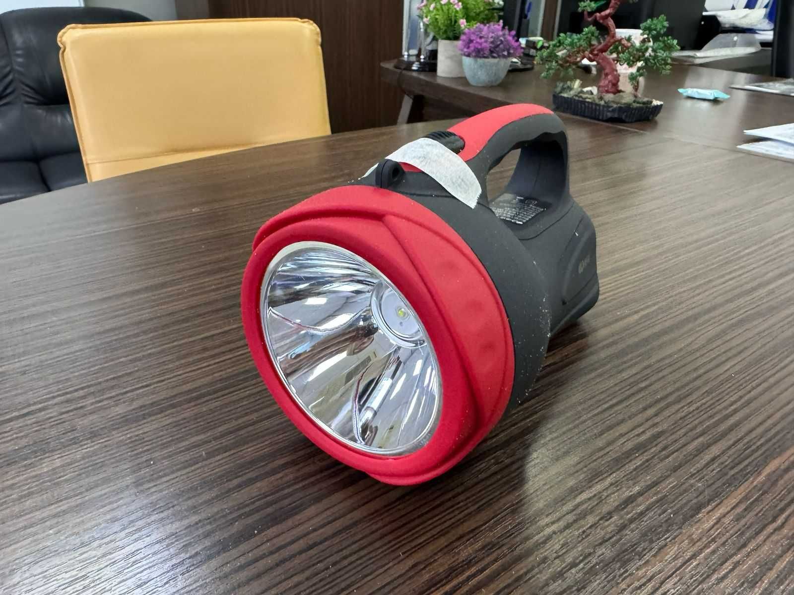 Продам фонари аккумуляторные 2 шт.