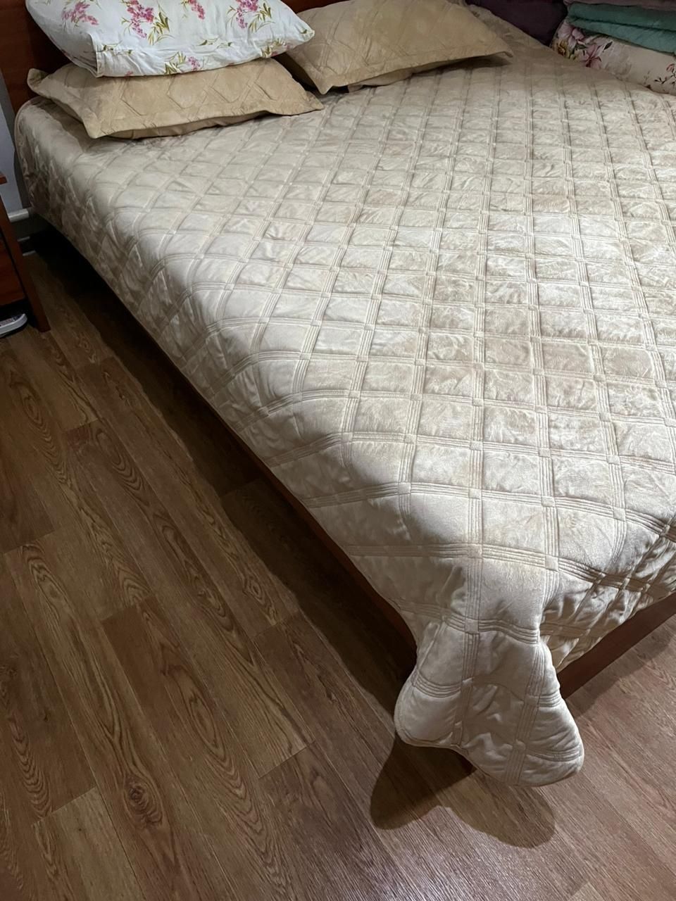 Кровать в хорошем состоянии , вместе с комодом