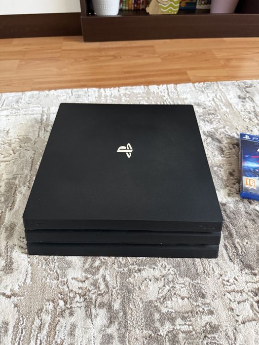 Vand ps4 pro 1 TB hard + 3 jocuri.  Consola este putin utilizata.