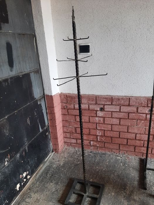 Vând rafturi,stalaje pentru haine