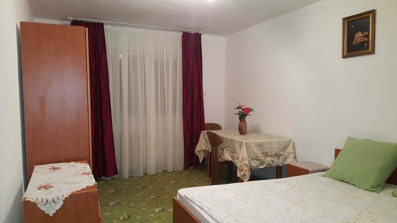 Închiriez apartament 3 camere cetate