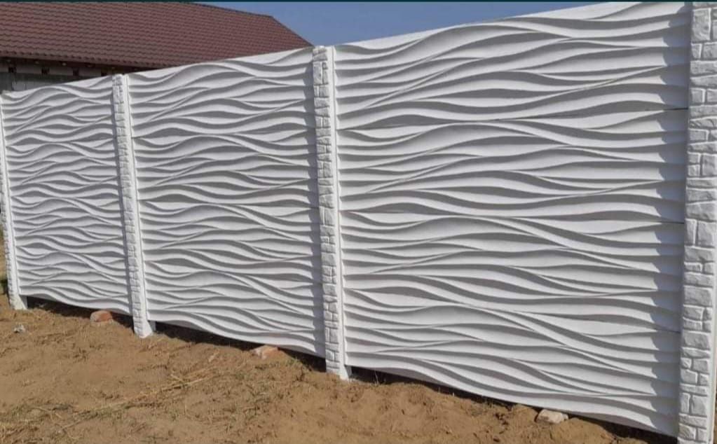 Gard din placi prefabricate de beton stâlpi montaj