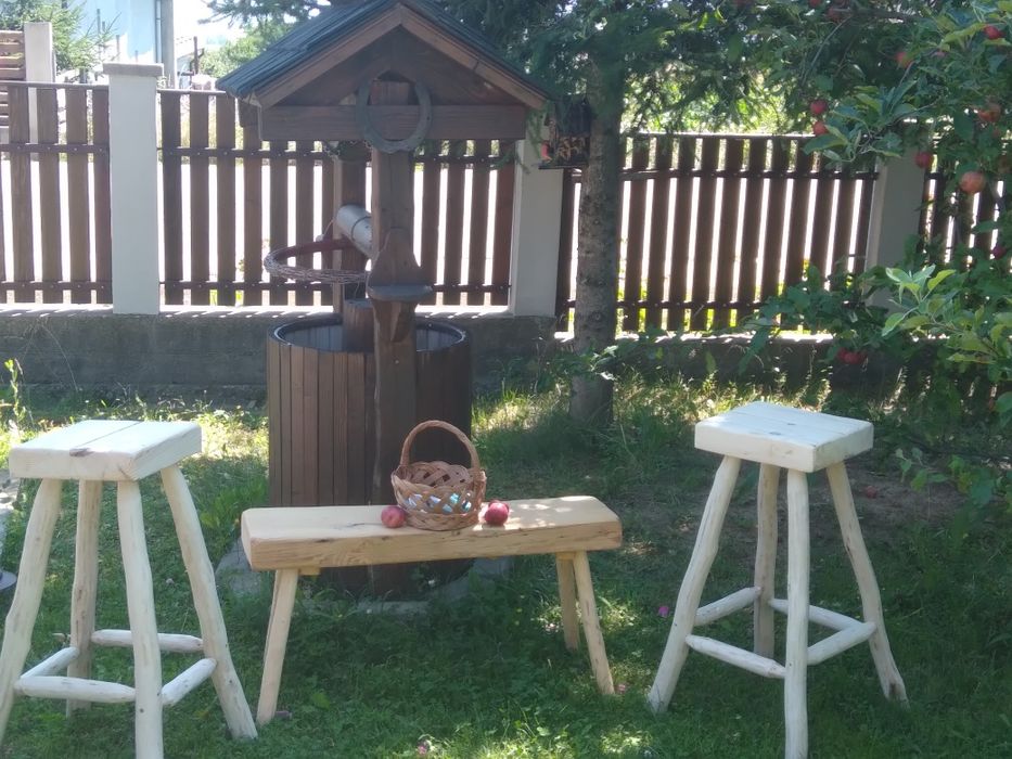 Scaune bar din lemn.