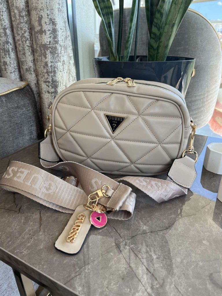 Guess чанти ,раници бъбрек