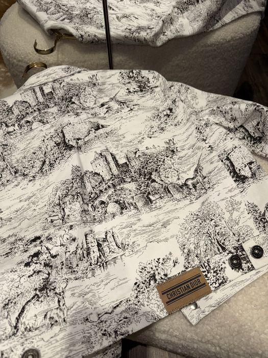 Ново дънково яке, модел на Dior, размер С