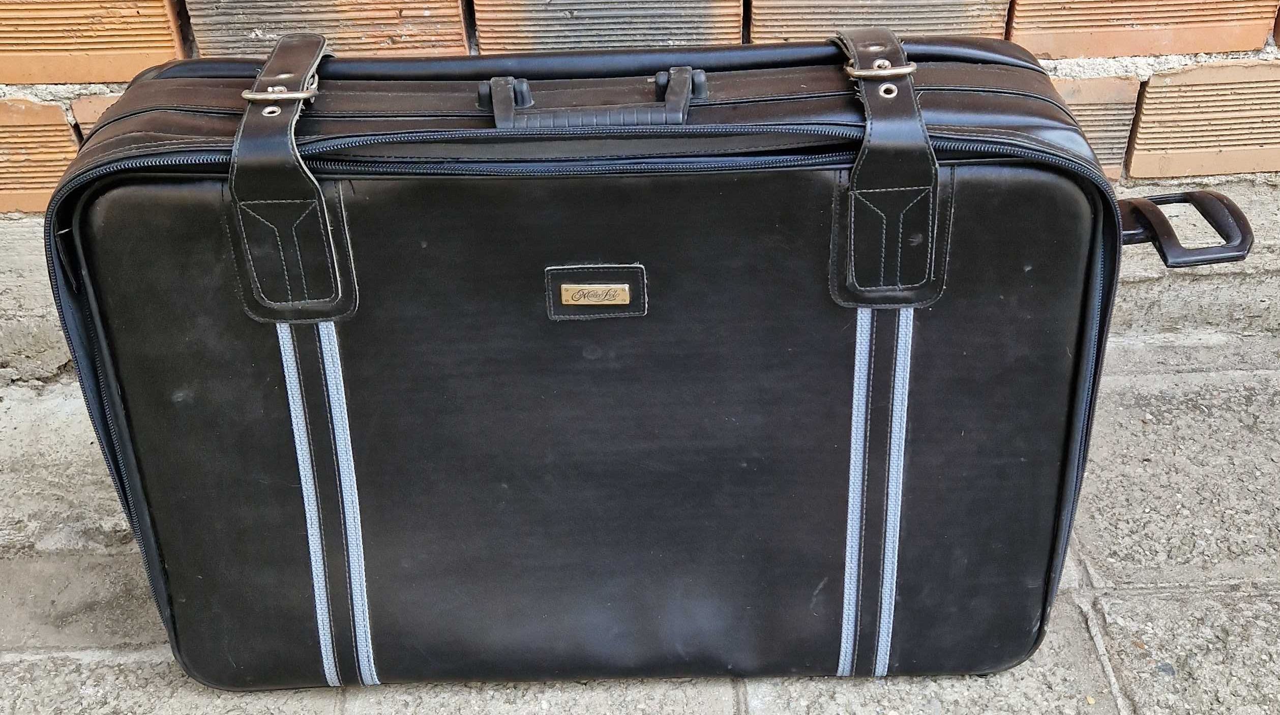 Куфар, черен с колелца