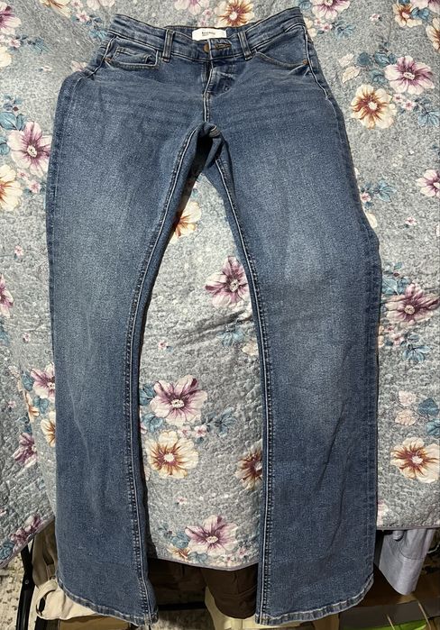 Почти новые джинсы от стралевариус и резервед