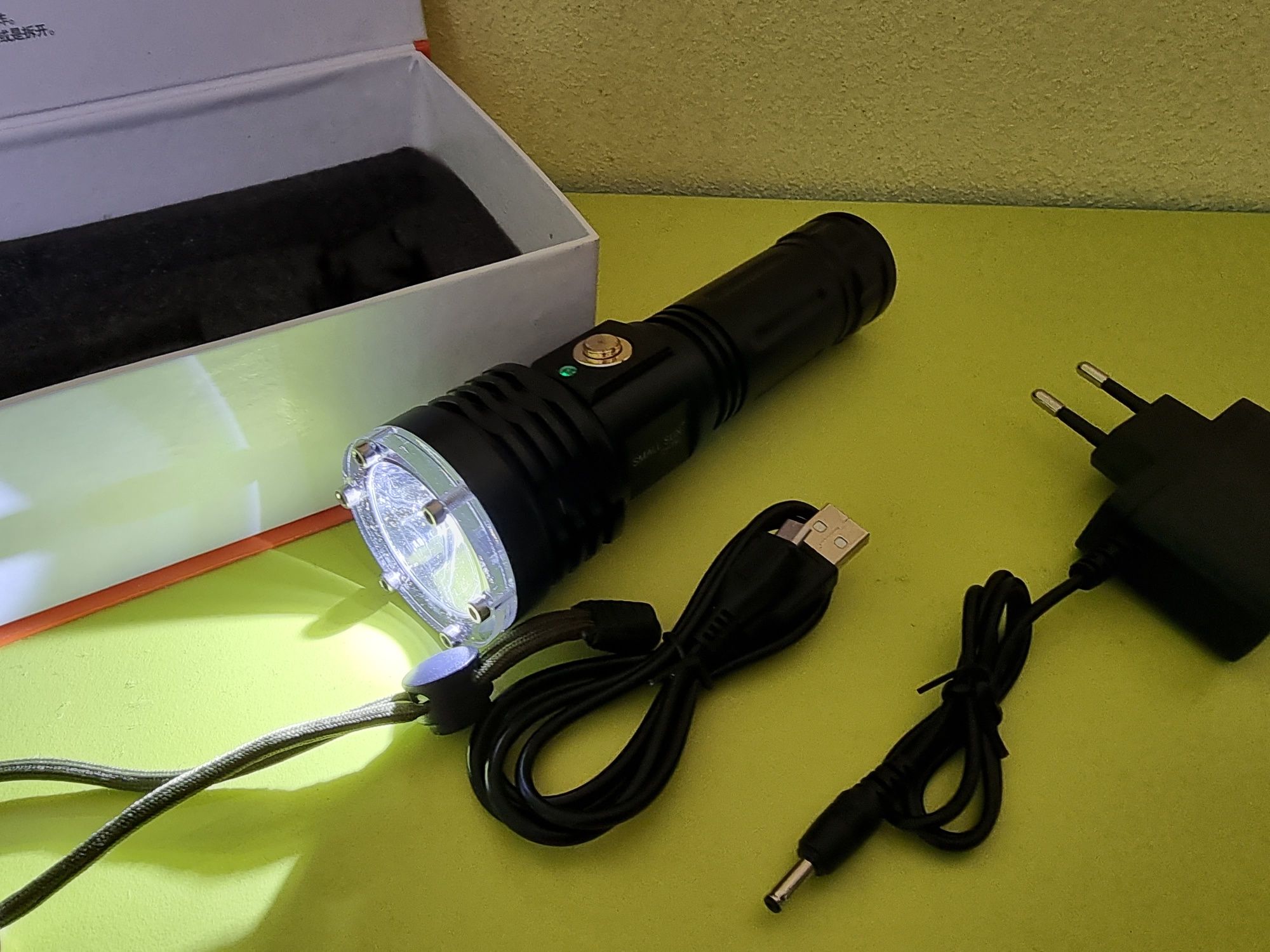 Lanterna de mana cu led de putere 20w-18000 lm  , ideala camping , pes