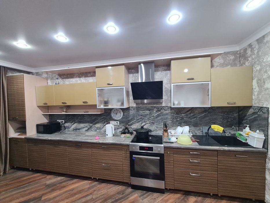 Продам кухню с плитой и вытяжкой бу