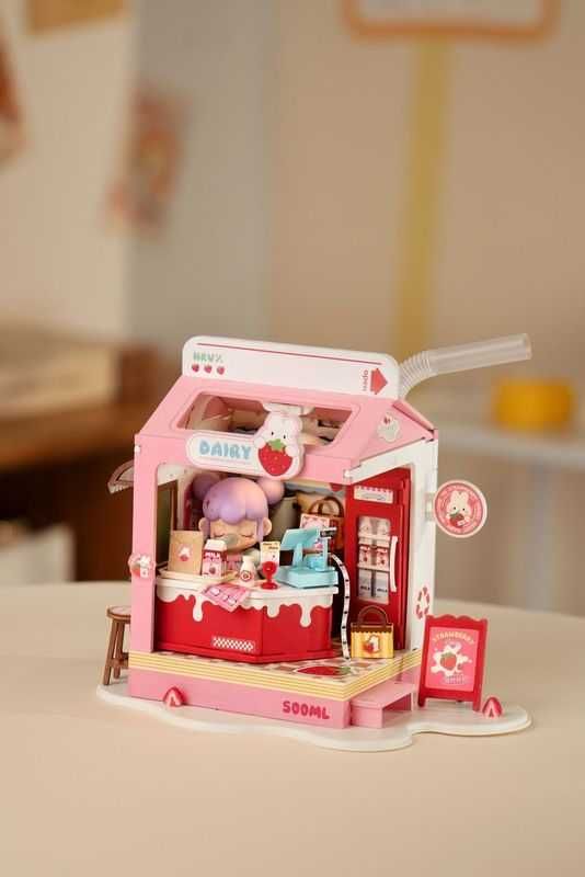 Миниатюрна къщичка Strawberry Milk Box – сладък DIY подарък за момиче