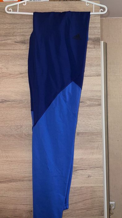 Продавам женски клин на Адидас.