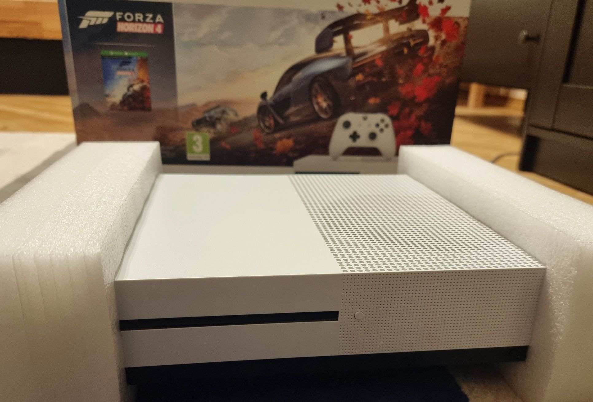 Продава конзола Microsoft XBOX One S 1TB