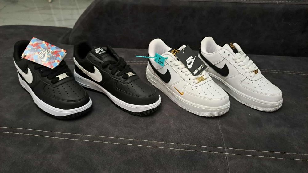 Adidasi Nike cu eticheta