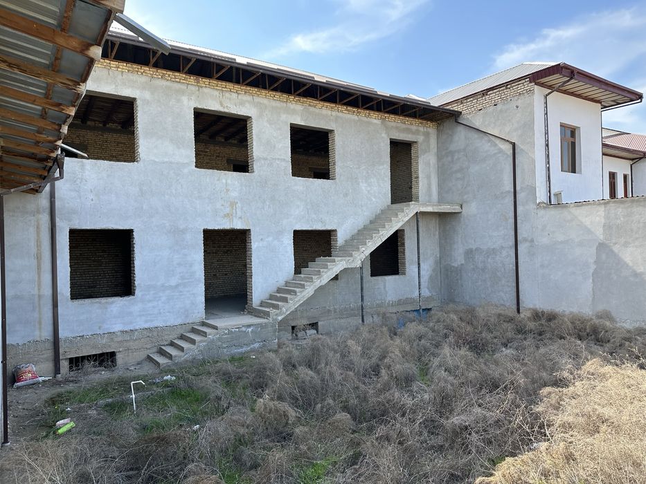 Navoiy sh. Guliston 3 da 2 qavatli hovli sotiladi