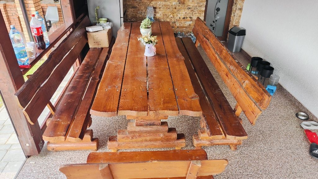 Masa rustica pentru terasa cu băncuțe din lemn