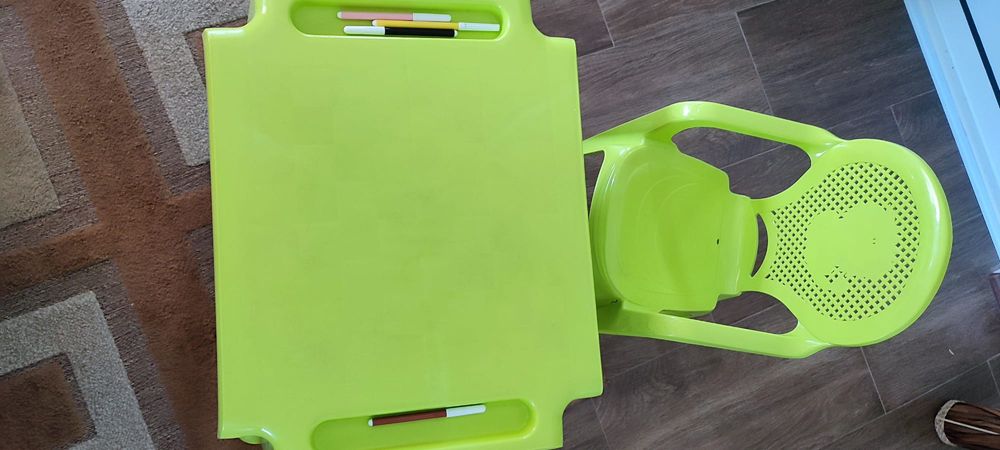 Продавам комплект детска маса и столче