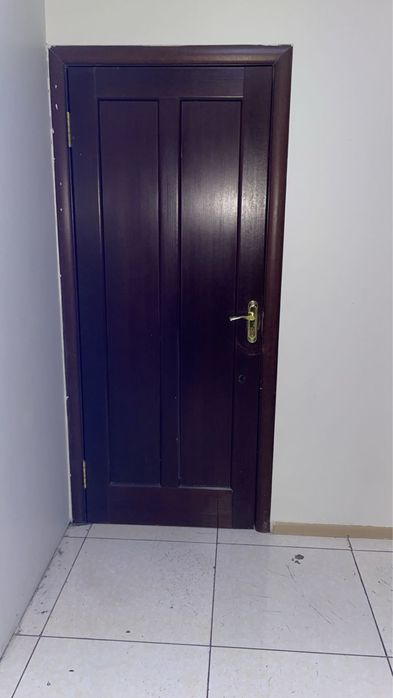 двери деревянные , плинтус и зеркало , ламинат