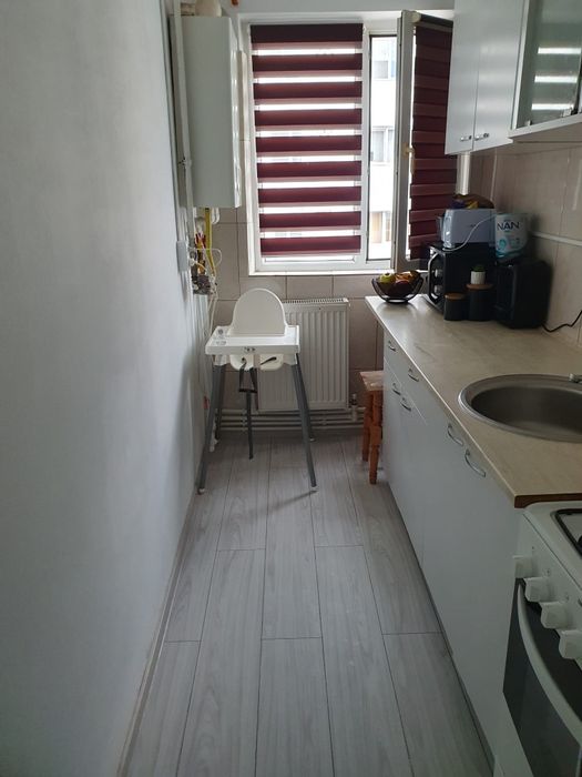 Vând apartament semidecomandat.