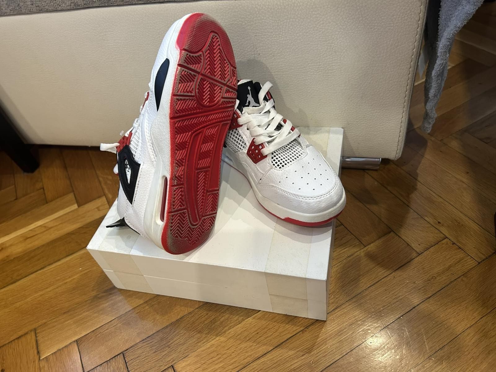 Продавам Jordan 4