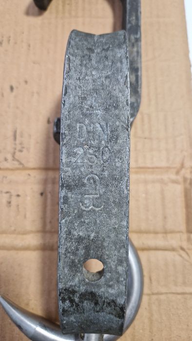 Cârlige pentru carcasă