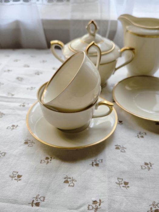 Чаши за чай, захарница и каничка