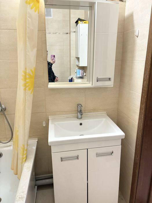 Продаю умывальник с зеркалом