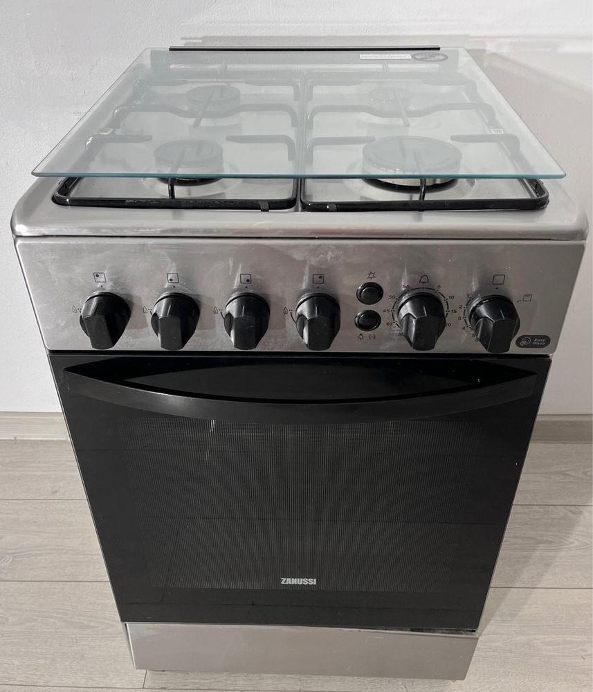 Aragaz Zanussi cu 4 Ochiuri și Cuptor