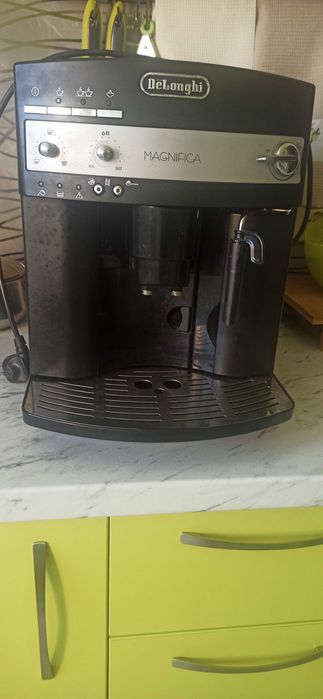 Продавам кафе машина delongi magnifika
