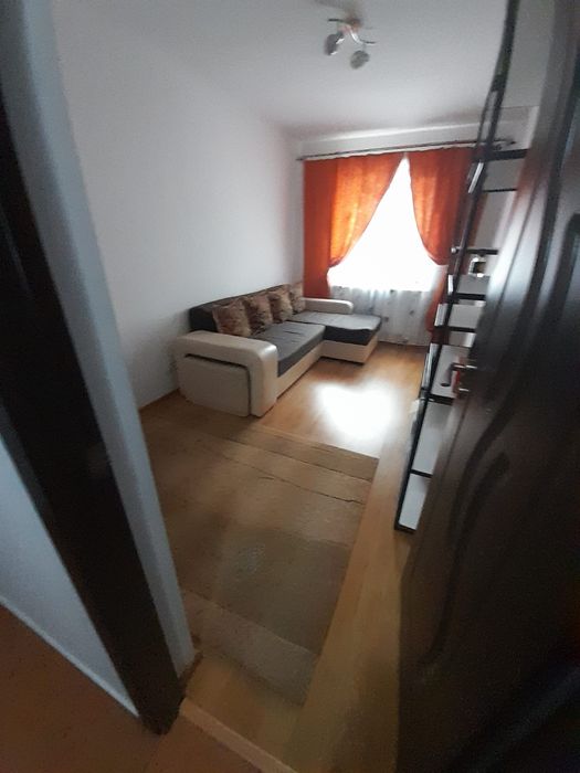 Închiriez apartament cu 4 camere