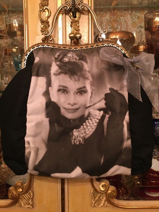 Eleganta poseta de mana-vintage-Audrey Hepburn-Anglia