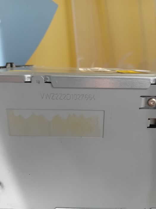 Продавам оригинално СД  за VW