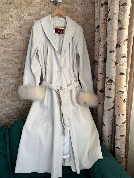 Palton din piele alb cu blană la mâneci