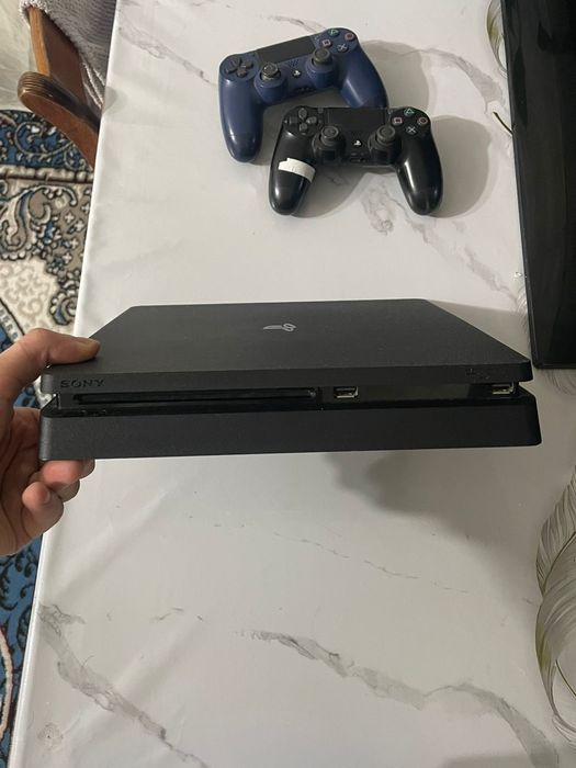 PS4 Slim 520 гб с куча игр ( в хорошем состаяние )
