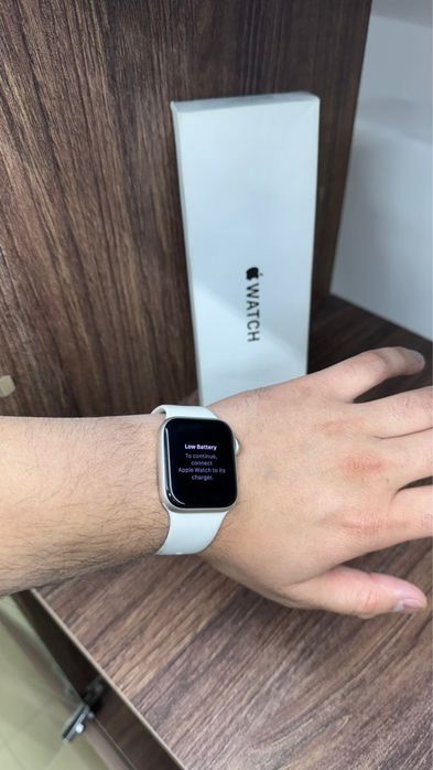 Apple Watch SE2 40/ Lombard Daem money