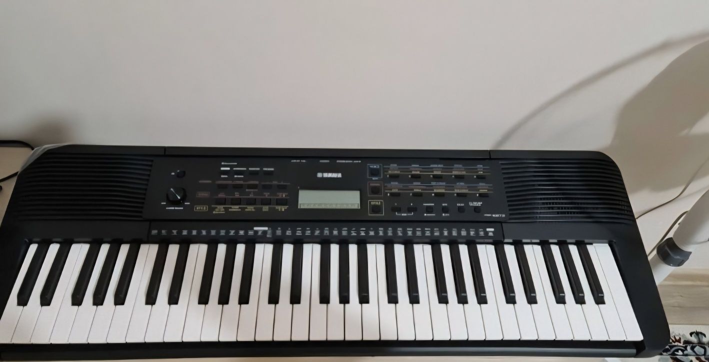Продается синтезатор Yamaha PSR-E273 (YPT - 270), черный, 60.000