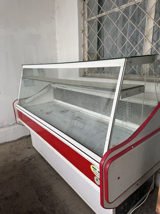 Vand vitrina pentru mezeluri!