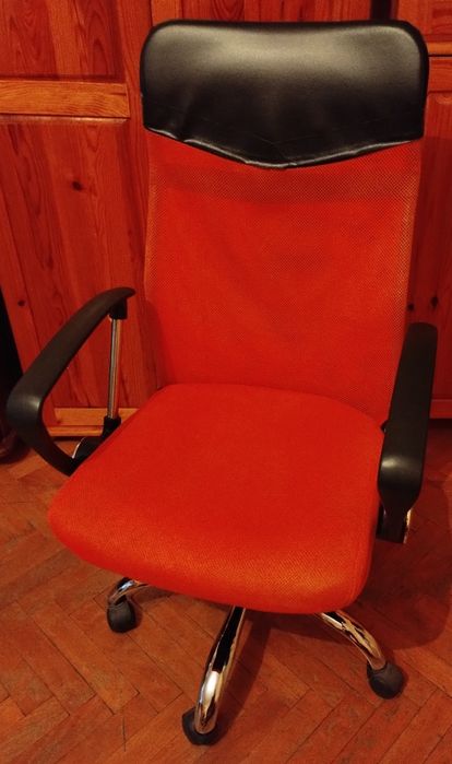 Офис стол с мрежеста облегалка – запазен