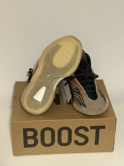 adidas Yeezy QNTM "Flash Orange"