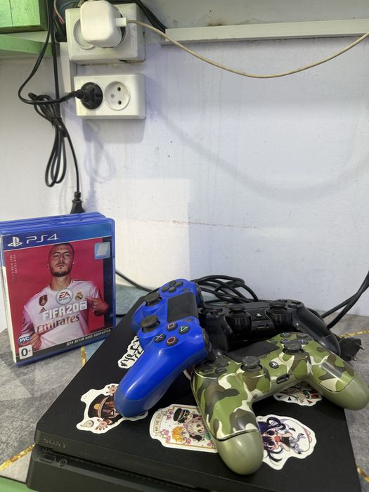 Playstation 4 хорошего состояния 3контроллера и 4 игры