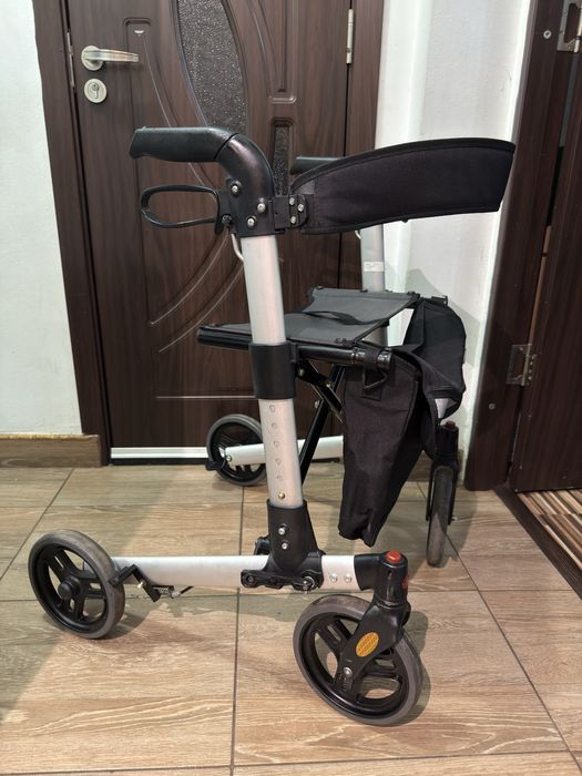 Cadru ajutator cu roti frane si sezut din aluminiu pliabil